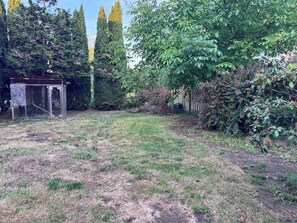 Property grounds - Historic 2-bedroom apartment in one of the oldest neighborhoods in Portland (Portland)
