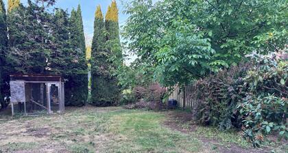 Historic 2-bedroom apartment in one of the oldest neighborhoods in Portland