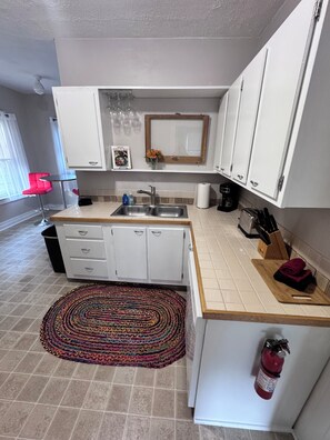 Mikrobølgeovn, ovn, kokeplater og oppvaskmaskin