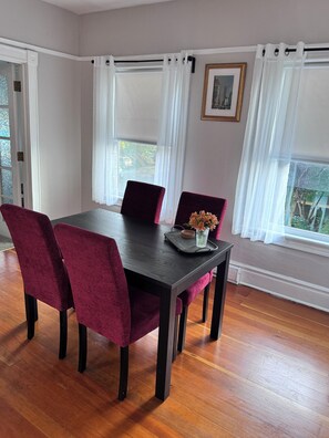 Dining - Historic 2-bedroom apartment in one of the oldest neighborhoods in Portland (Portland)