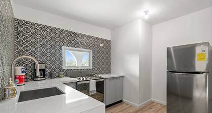 Cozy Flat Two Sleeping Areas Full-size bed