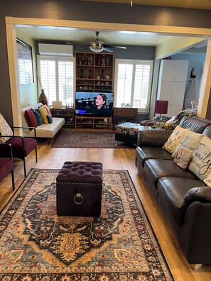 Smart-TV, Tischtennisplatte, Bücher