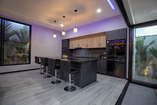 Private kitchen - Villa Lynn - 3 Bedrooms Villa with Pool (Tambon Rawai)