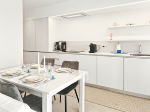 บังกะโล, 2 ห้องนอน, ลานระเบียง, วิวสระว่ายน้ำ | ห้องรับประทานอาหาร