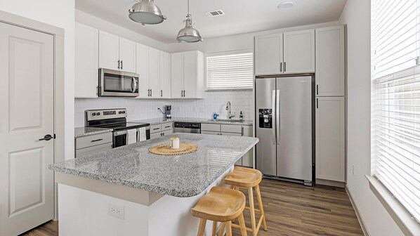 冷蔵庫、ダイニングテーブル