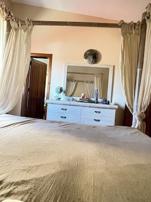4 bedrooms, desk, free WiFi, bed sheets