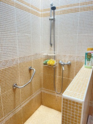Shower, hair dryer, bidet, towels - Rustic Villa with Private Pool near Ocean, Hiking & Cycling Trails – Sleeps 9 (CN)
