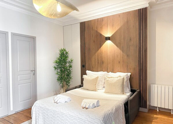 Appartement Standard, vue sur la cour intérieure | Aire de séjour | Téléviseur connecté de 80 cm avec télévision numérique