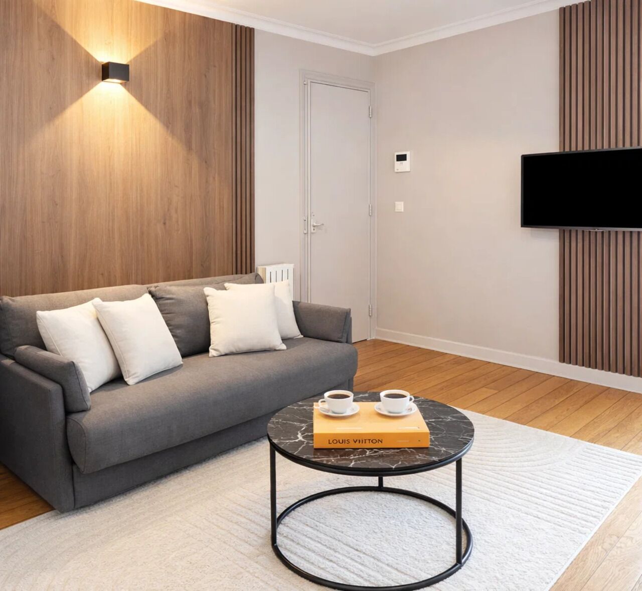 Apartamento standard, vista para o pátio | Área de estar | Smart TV 80 cm com canais digitais