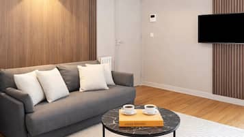 Apartamento standard, vista para o pátio | Área de estar | Smart TV 80 cm com canais digitais