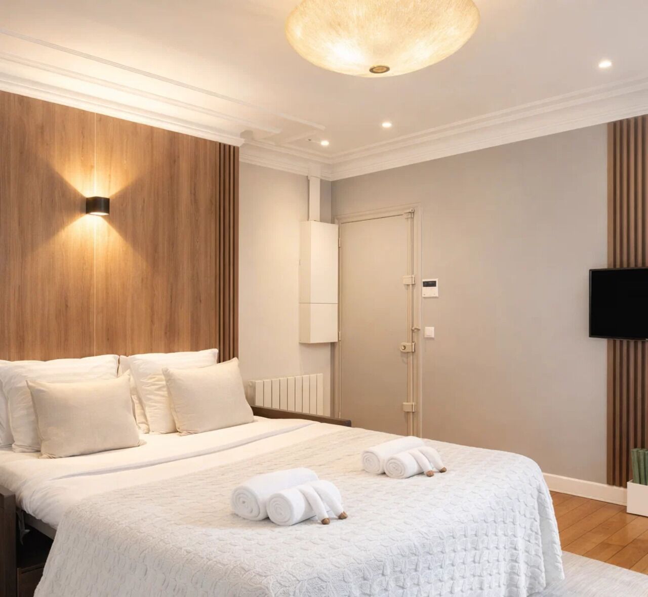 Appartamento Standard, vista cortile | Area soggiorno | Smart TV 80 cm con canali digitali