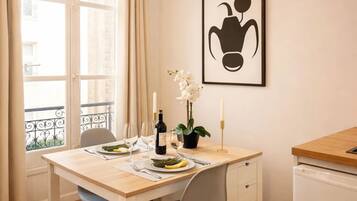 Leilighet – standard, bakgårdsutsikt | Oppholdsområde | En 80-centimeters smart-TV med digitale kanaler