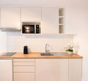 Cafetera expreso, tetera/pava eléctrica, tostadora, freezer