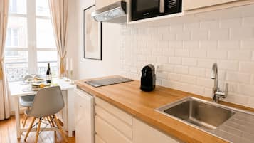 Appartement Standard, vue cour intérieure | Cuisine privée | Machine à expresso, bouilloire électrique, grille-pain, congélateur