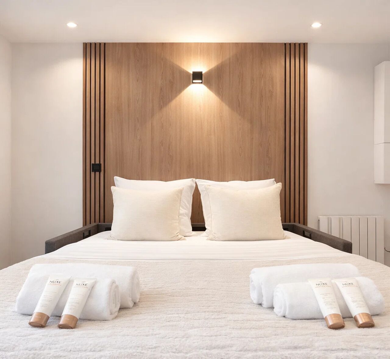 Standardlejlighed - udsigt til gårdsplads | Opholdsområde | 80-centimeters smart-tv med digitale kanaler