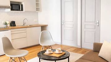 Apartamento standard, vista para o pátio | Área de estar | Smart TV 80 cm com canais digitais