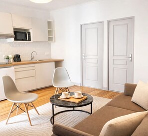 Standard-Apartment, Blick auf den Innenhof | Wohnbereich