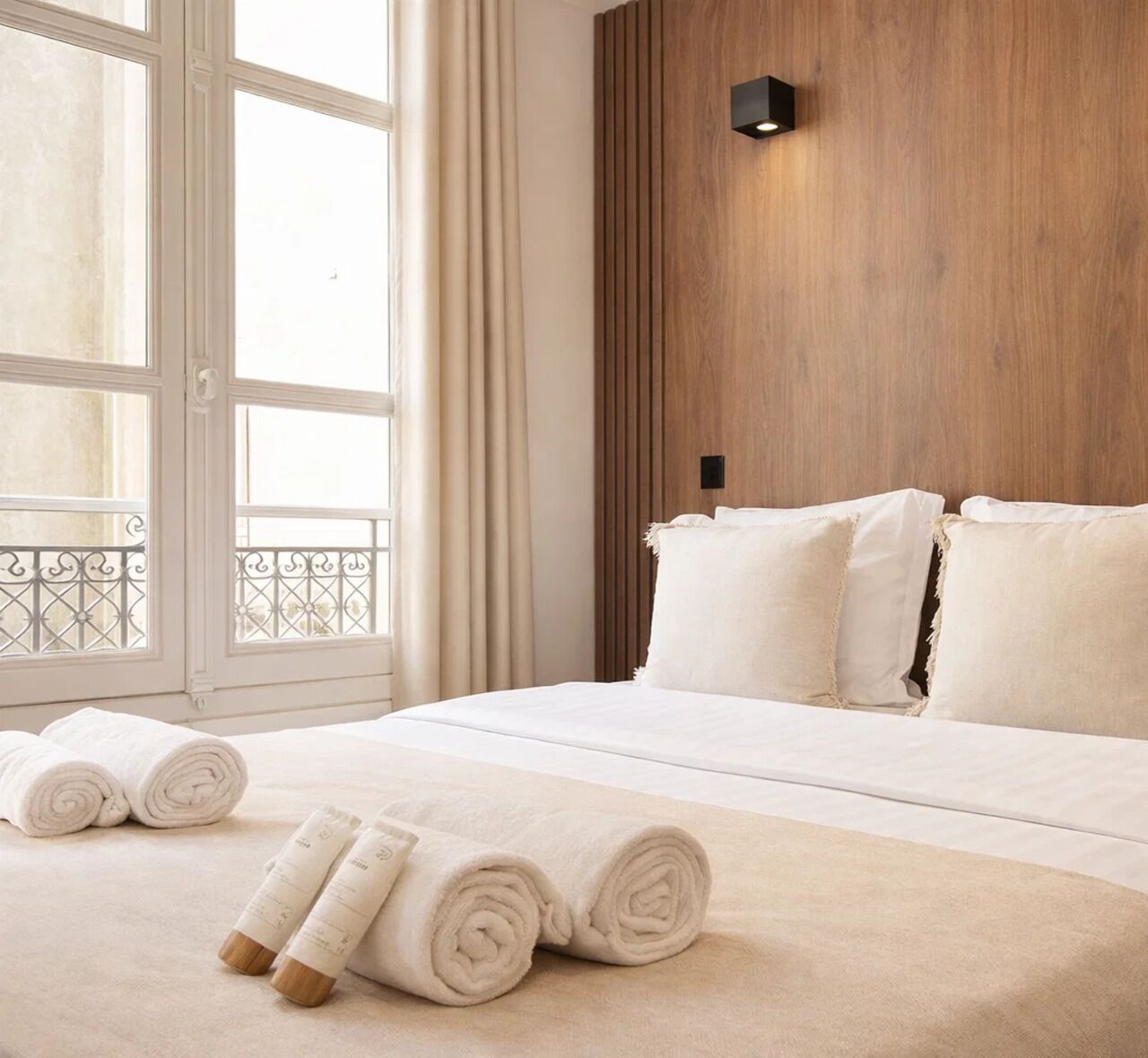 Leilighet – standard, bakgårdsutsikt | Oppholdsområde | En 80-centimeters smart-TV med digitale kanaler