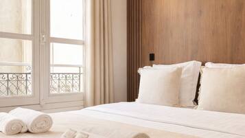 Leilighet – standard, bakgårdsutsikt | Oppholdsområde | En 80-centimeters smart-TV med digitale kanaler