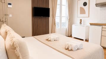 Apartemen Standar, pemandangan halaman | Area keluarga | Smart TV 80-cm dengan saluran TV digital