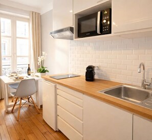 Standaard appartement, uitzicht op de binnenplaats | Privékeuken | Een espressoapparaat, een waterkoker, een broodrooster, een diepvriezer