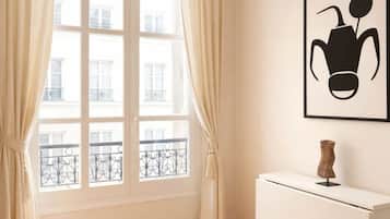 Appartamento Standard, vista cortile | Area soggiorno | Smart TV 80 cm con canali digitali