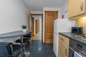 ثلاجة، ميكروويف، فرن، موقد طهي مسطح