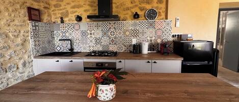 Fridge, oven, dishwasher, coffee/tea maker