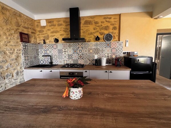 Fridge, oven, dishwasher, coffee/tea maker