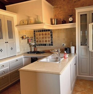 Een koelkast, een oven, een vaatwasser, een koffiezetapparaat/waterkoker