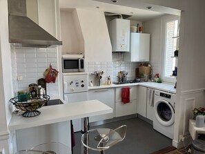 Fridge, microwave, oven, coffee/tea maker