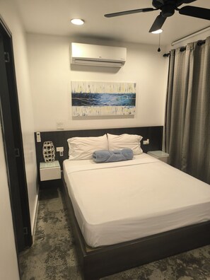 Tabla de planchar con plancha, wifi y ropa de cama