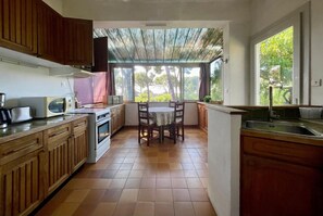 Fridge, microwave, oven, dishwasher - Villa of 70 m2 with sea view - La Ciotat (La Ciotat)
