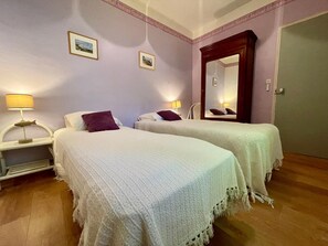 2 bedrooms, iron/ironing board, WiFi