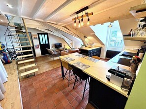 Unclassified image, 4 of 14, button