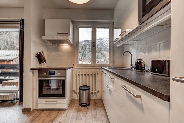 Kylskåp, mikrovågsugn, ugn och diskmaskin
