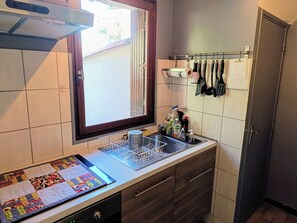 Réfrigérateur, micro-ondes, cafetière/bouilloire