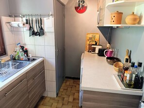 Réfrigérateur, micro-ondes, four, cafetière/bouilloire