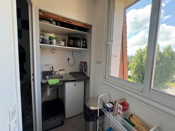 Kühlschrank, Mikrowelle, Wasserkocher mit Kaffee-/Teezubehör