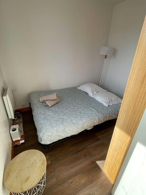 1 soveværelse, strygejern/strygebræt, sengetøj