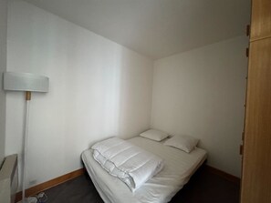 1 soveværelse, strygejern/strygebræt, sengetøj