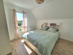 4 chambres, fer et planche à repasser, draps fournis