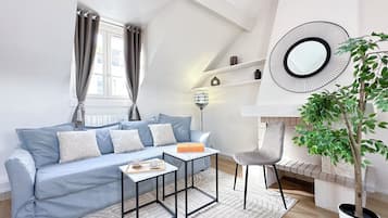 Dúplex Deluxe, vistas al patio | Zona de estar | Smart TV de 80 cm con canales digitales