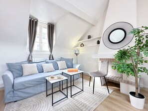 Duplex luxo, vista para o pátio | Área de estar | Smart TV 80 cm com canais digitais