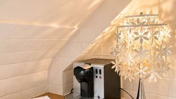 Duplex luxo, vista para o pátio | Cozinha privada | Máquina de café expresso, chaleira elétrica, mesas de jantar