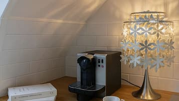 Duplex luxo, vista para o pátio | Cozinha privada | Máquina de café expresso, chaleira elétrica, mesas de jantar