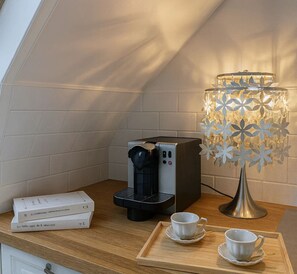 Deluxe-Maisonette, Blick auf den Innenhof | Eigene Küche | Espressomaschine, Wasserkocher, Esstisch