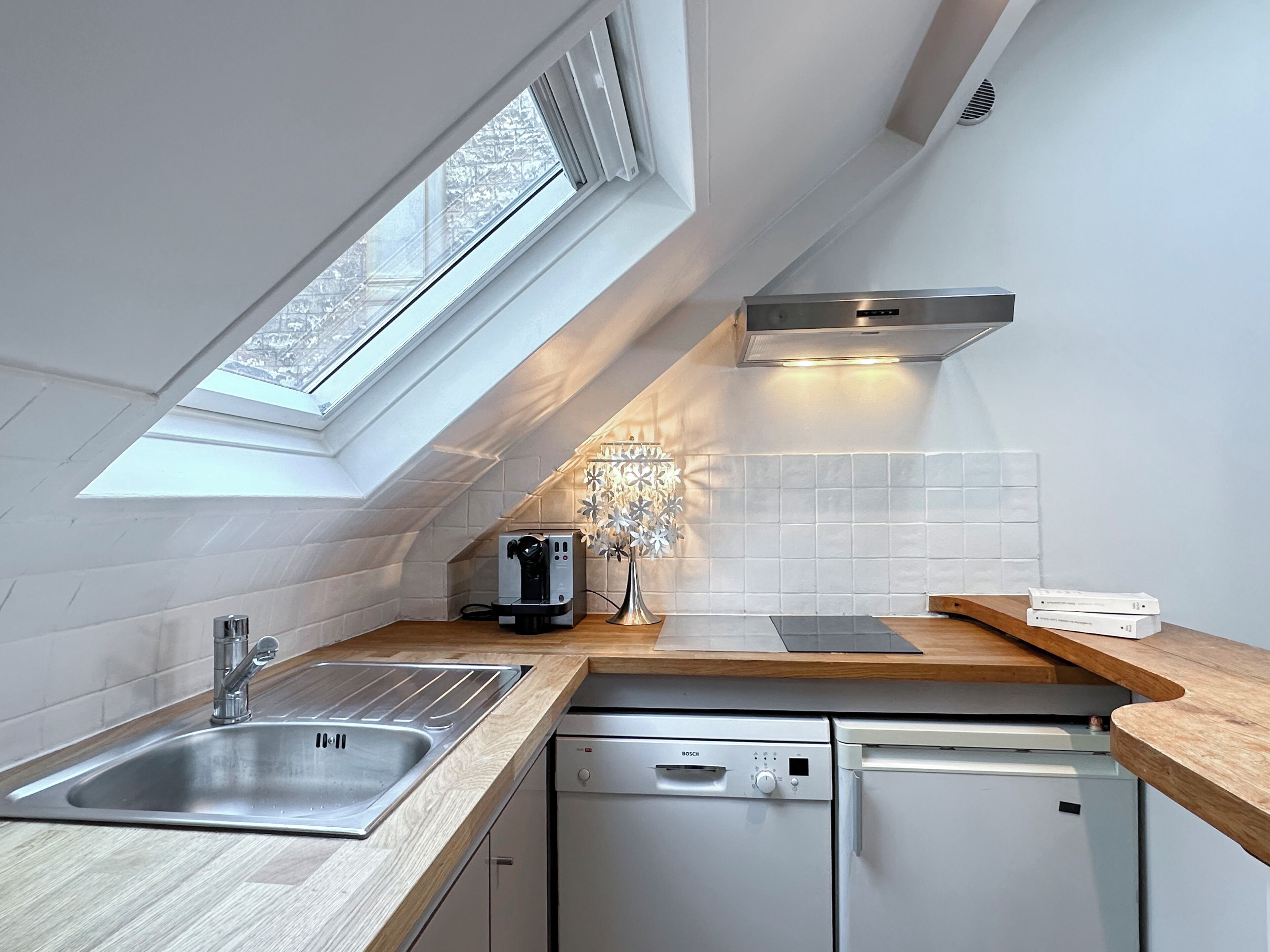 Dúplex Deluxe, vistas al patio | Cocina privada | Máquina de café espresso, hervidor eléctrico y mesa de comedor