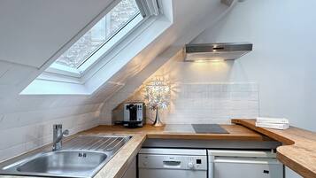 Deluxe Duplex, Courtyard View | Private kitchen | Espresso maker, electric kettle, dining tables
