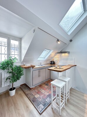 Chambre Duplex Deluxe, vue sur la cour intérieure | Cuisine privée | Cafétière à espresso, bouilloire électrique, table de salle à manger